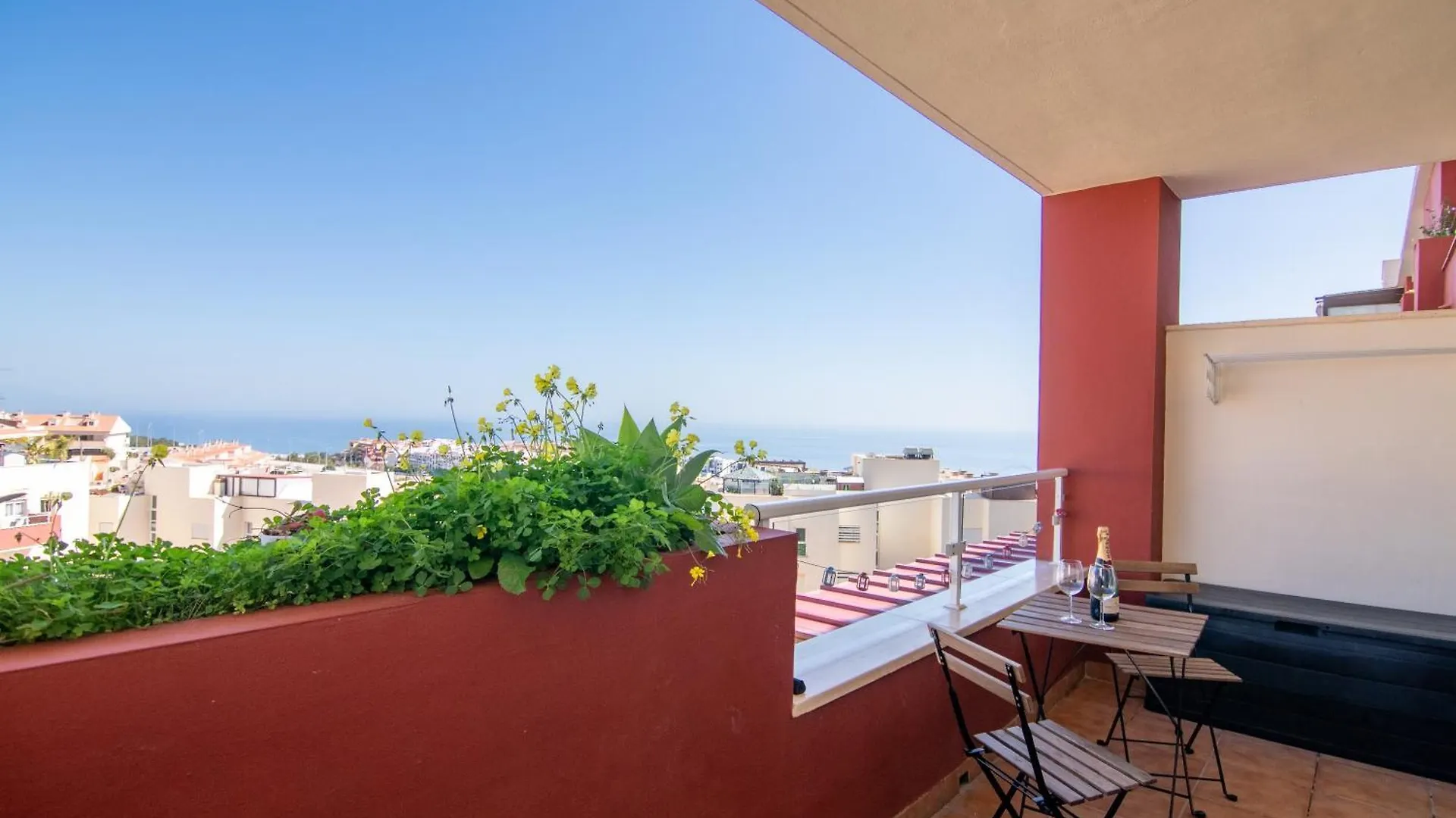 Cozy Apartment With Sea Views In 贝纳尔马德纳