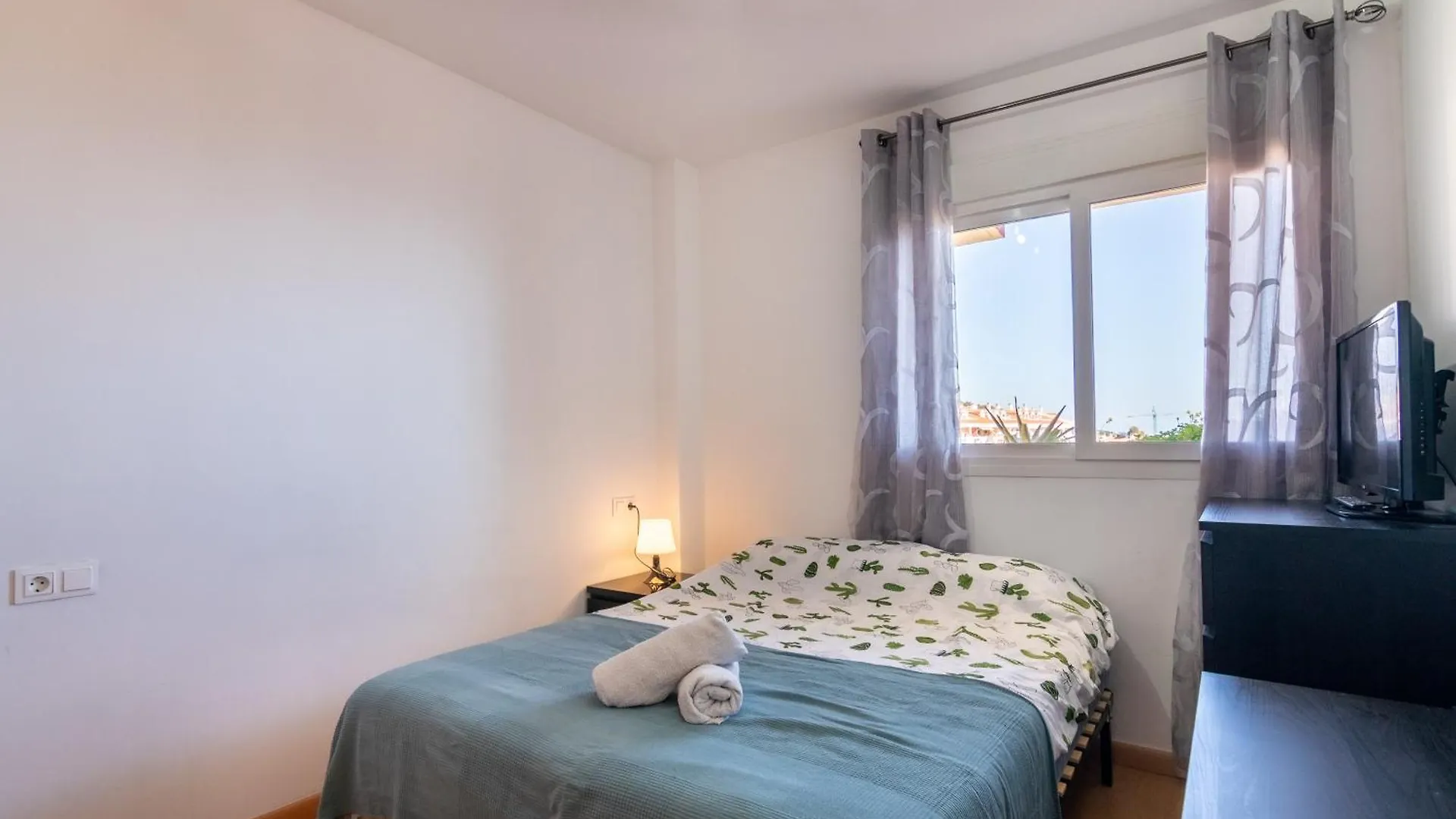 Cozy Apartment With Sea Views In 贝纳尔马德纳