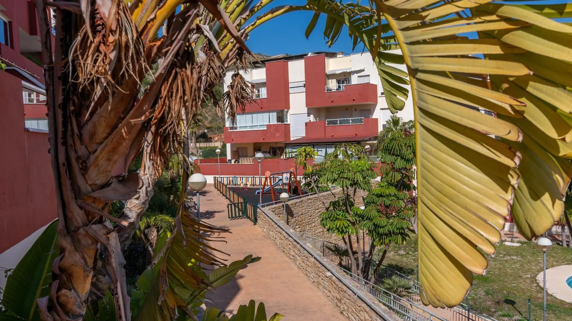 Cozy Apartment With Sea Views In 贝纳尔马德纳